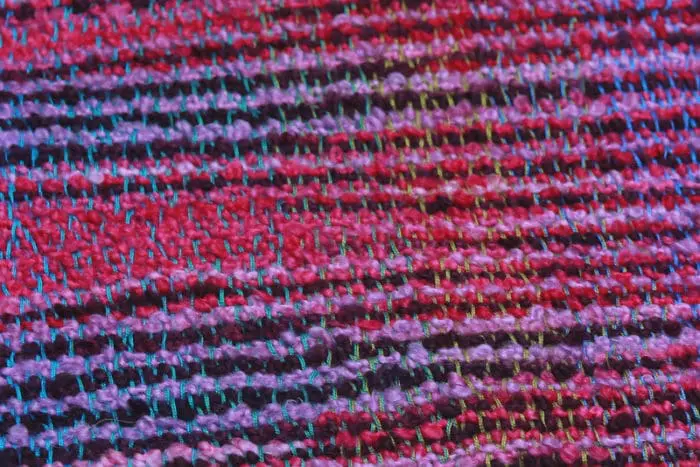 detail-irish-wool-scarf-argenteuil-purple-desire